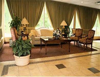 Hotel Ramada East Airport 3*